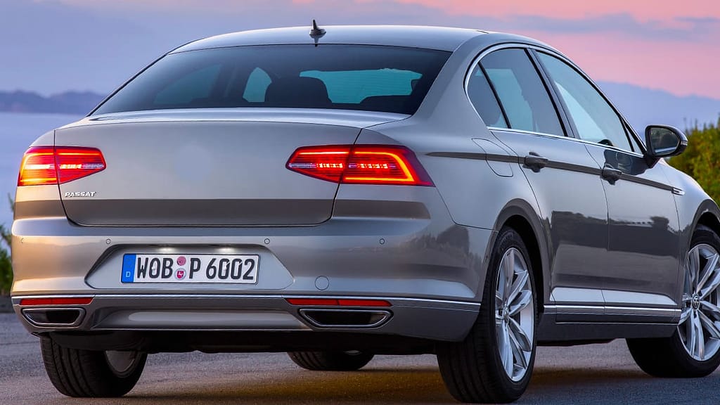 Sedan Arabalarda Neden Arka Silecek Yok? Sedan Otomobillerde Arka Camında Neden Silecek Olmaz? sedan