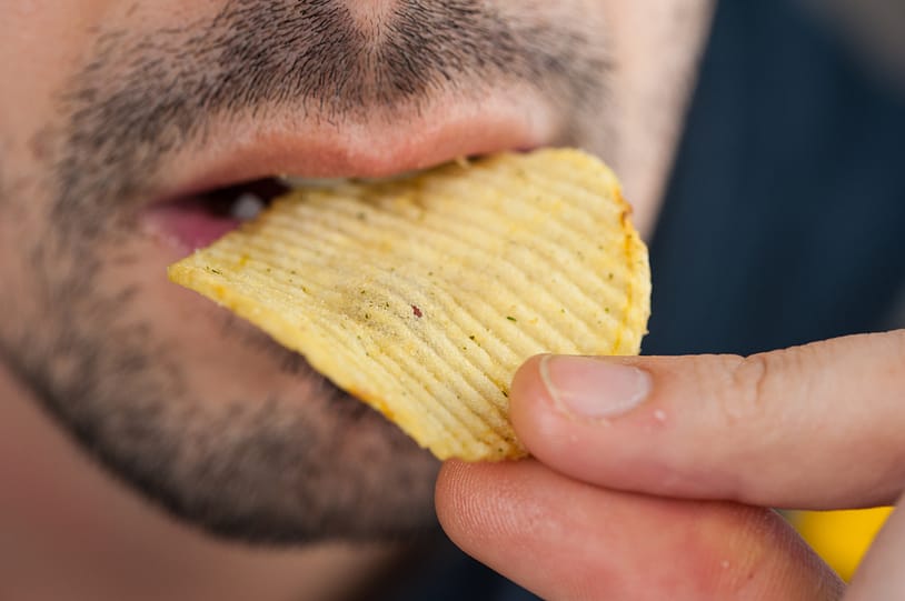 Cips Yemek Diş Teline Zarar Verir Mi? Cips Diş Tellerini Zedeler mi? cips yemek dis teline zarar verir mi