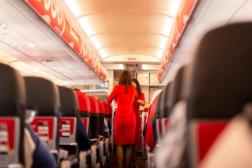 Hostesler Dövme Yaptırabilir mi? Havacılıkta Hosteslere Dövme Yasak mı? hostesler tuvalet temizler mi