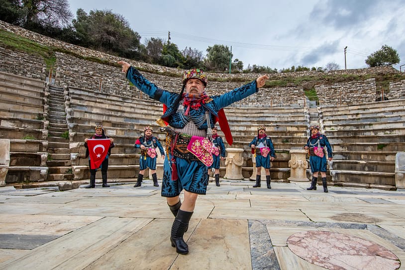 Zeybek Hangi Yöreye Aittir? Zeybek Oyunu Nerenin ve Hangi Yöreye Ait Bir Halk Oyunudur? zeybek